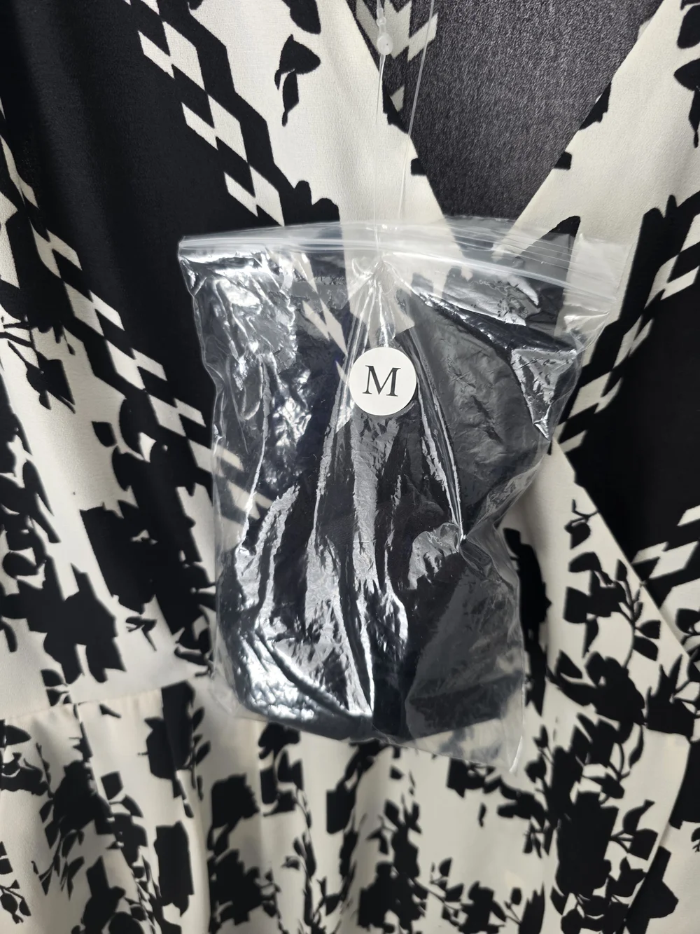 Cabi Black & White Floral V-Neck Dress Size Medium - Picture 8 of 14